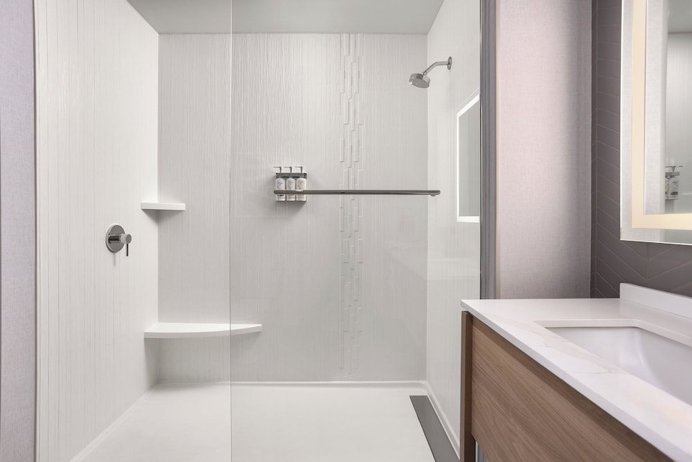 Staybridge Suites Montréal Airport - St-Laurent by IHG Studio Suite, 1 King Bed, Kitchen (Walk-In Shower) 4