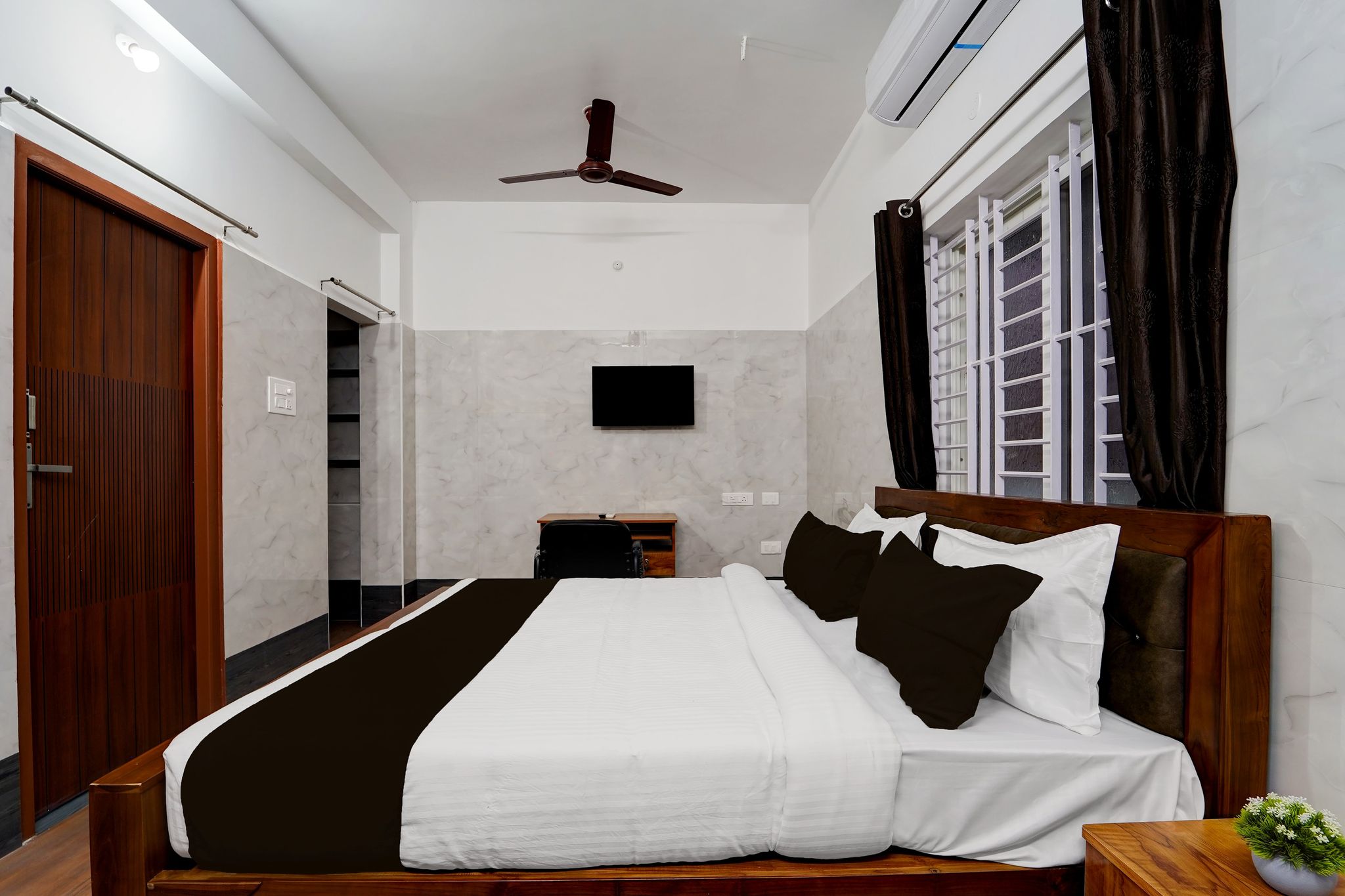Super Townhouse Coimbatore International Airport Formerly MK Elegance Inn Suite 5
