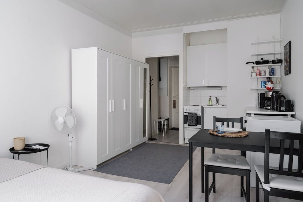 Cozy Studio Apt with Perfect Location Comfort Apartment, City View 8