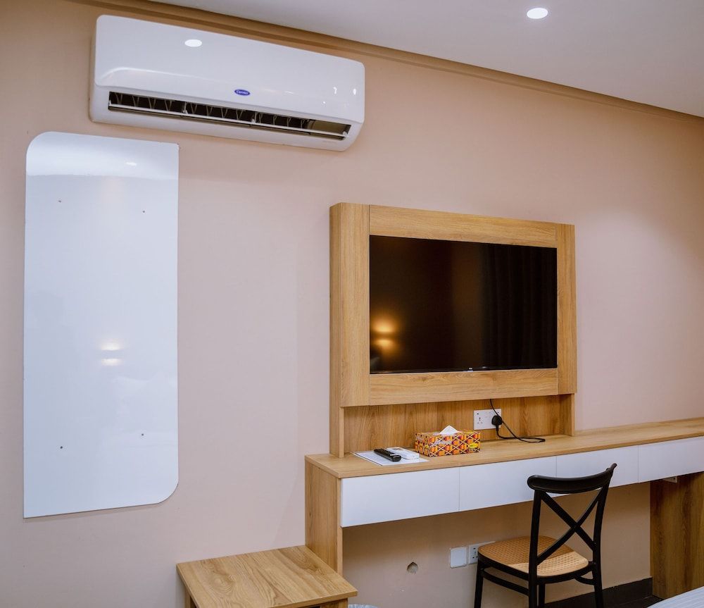 Momo's Hotel Standard Twin Room, Courtyard View 5