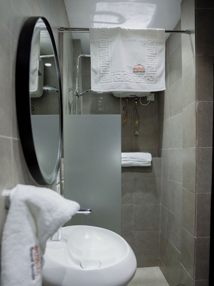 Momo's Hotel Standard Twin Room, Courtyard View 4