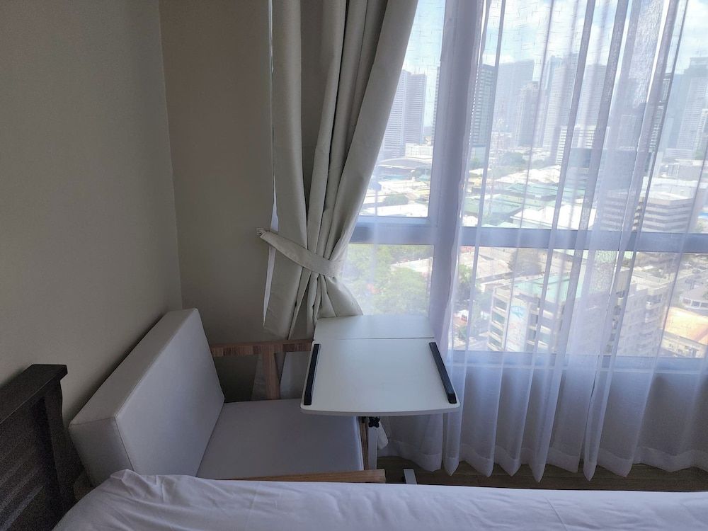 Cozy 1BR Condo in Mandaluyong City With City Skyline View Condo, 1 Bedroom, Accessible, Patio 80