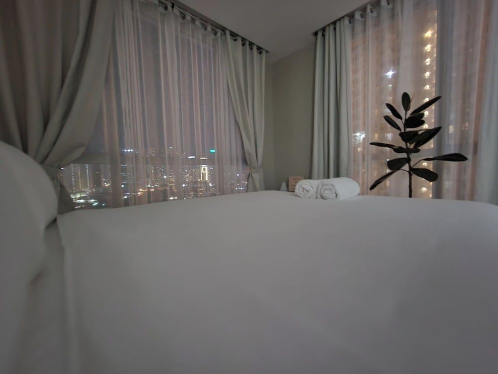 Cozy 1BR Condo in Mandaluyong City With City Skyline View Condo, 1 Bedroom, Accessible, Patio 29