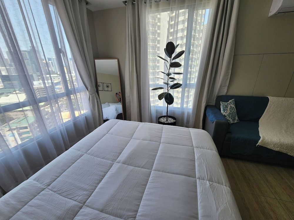 Cozy 1BR Condo in Mandaluyong City With City Skyline View Condo, 1 Bedroom, Accessible, Patio 17