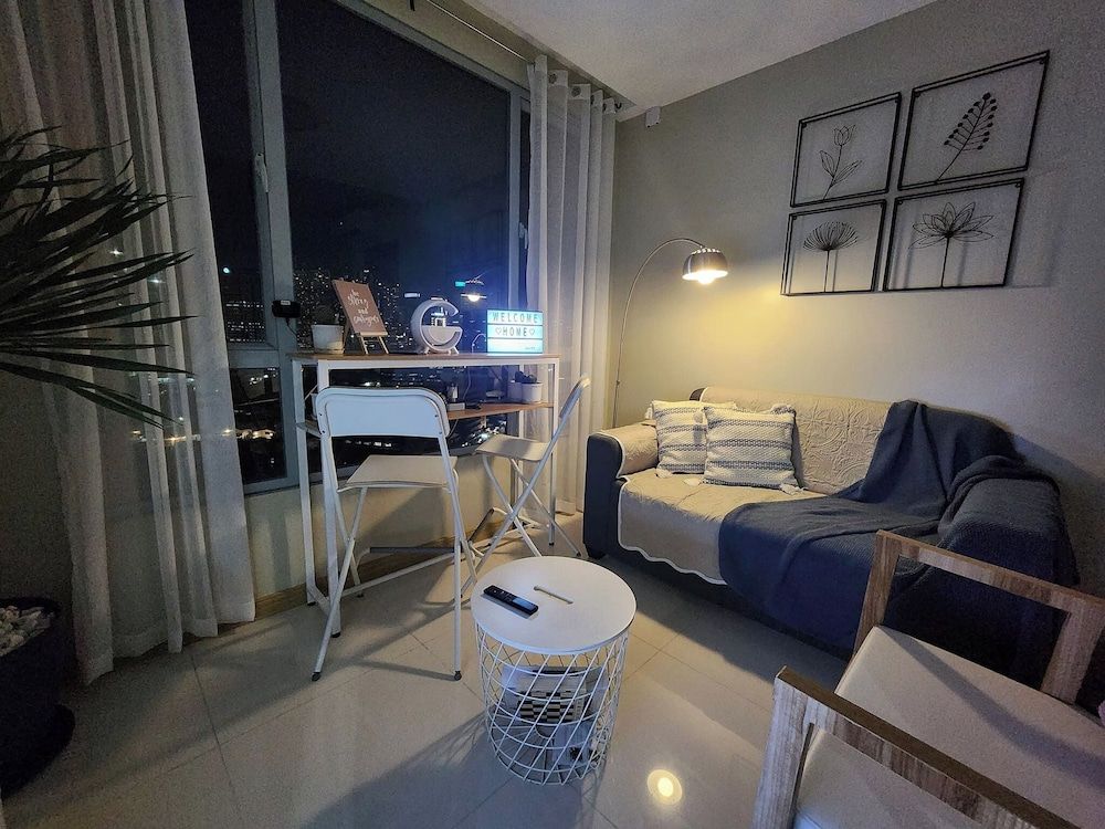 Cozy 1BR Condo in Mandaluyong City With City Skyline View Condo, 1 Bedroom, Accessible, Patio 78