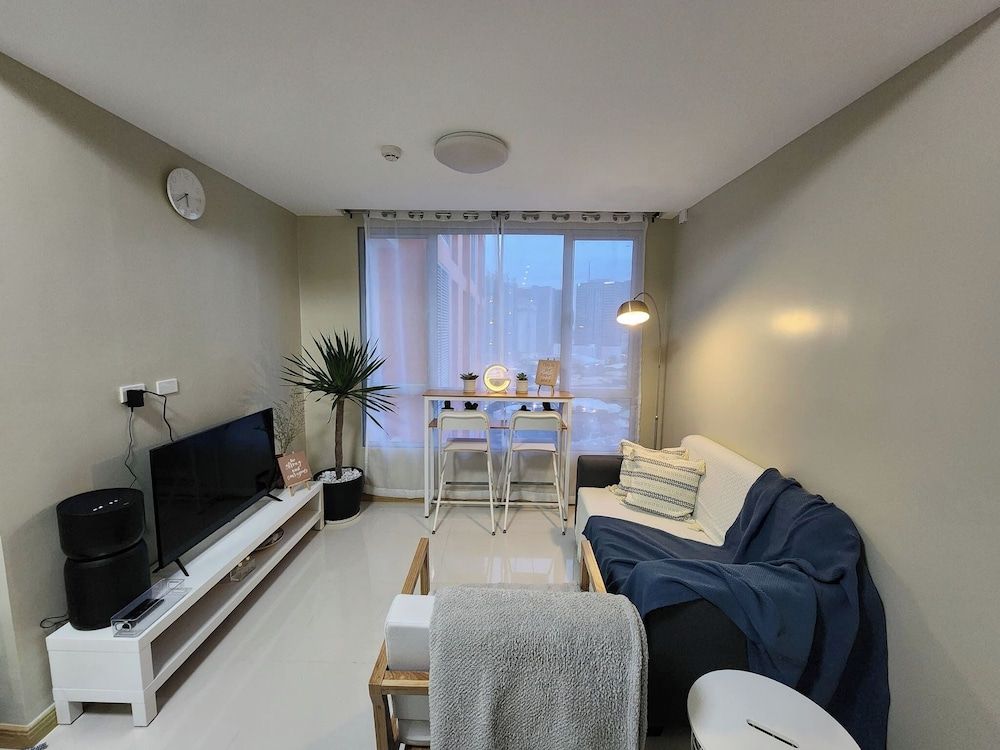 Cozy 1BR Condo in Mandaluyong City With City Skyline View Condo, 1 Bedroom, Accessible, Patio 60