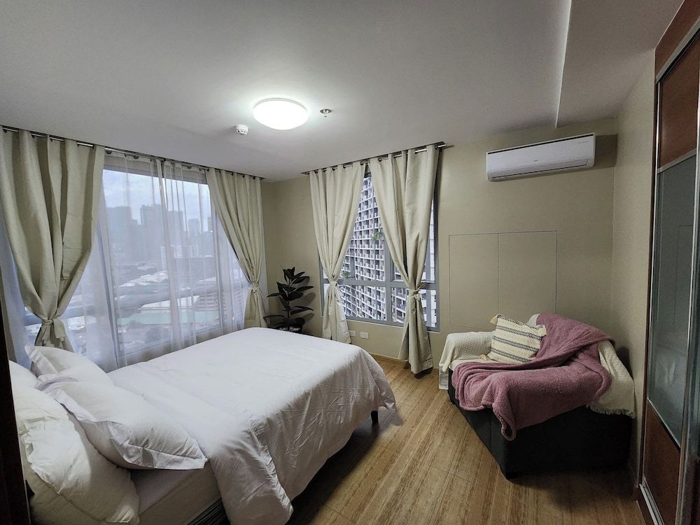 Cozy 1BR Condo in Mandaluyong City With City Skyline View Condo, 1 Bedroom, Accessible, Patio 11