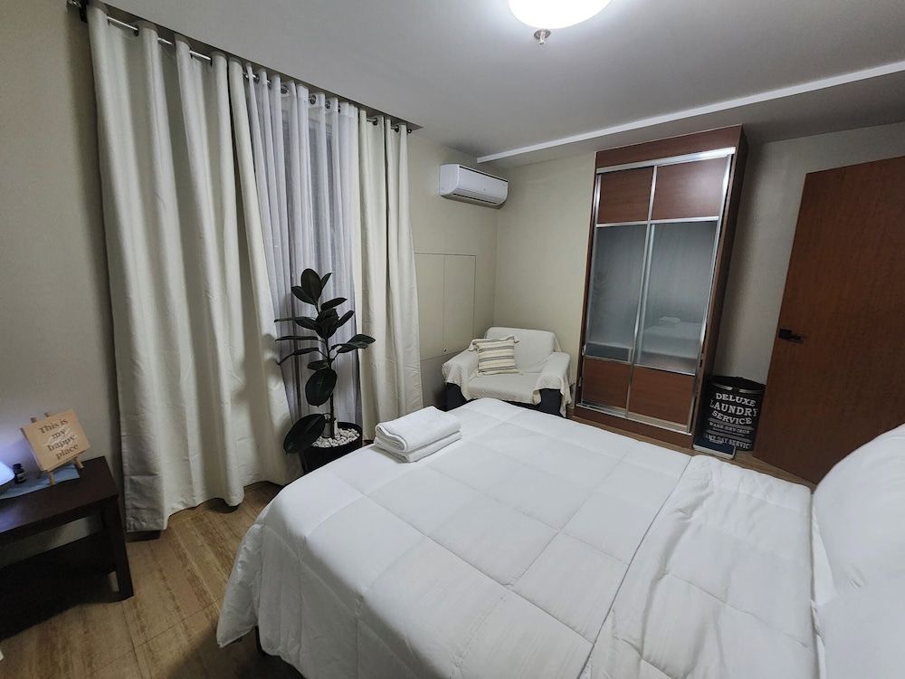 Cozy 1BR Condo in Mandaluyong City With City Skyline View Condo, 1 Bedroom, Accessible, Patio 12