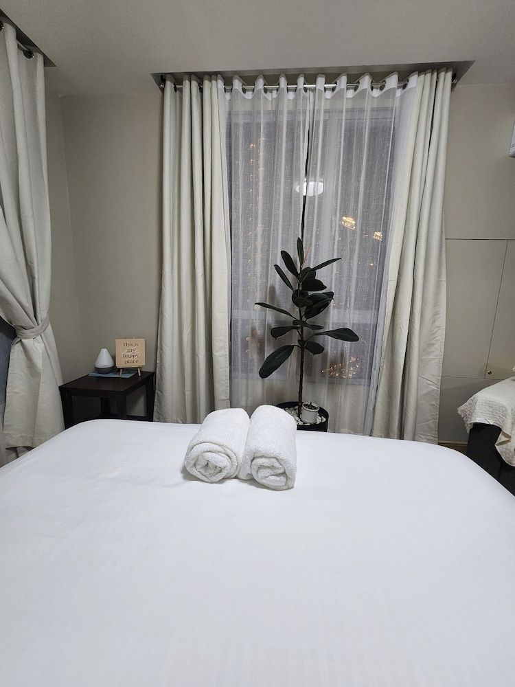 Cozy 1BR Condo in Mandaluyong City With City Skyline View Condo, 1 Bedroom, Accessible, Patio 8