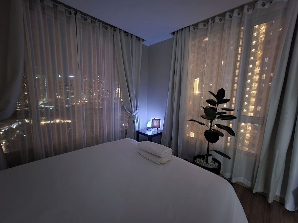 Cozy 1BR Condo in Mandaluyong City With City Skyline View Condo, 1 Bedroom, Accessible, Patio 69