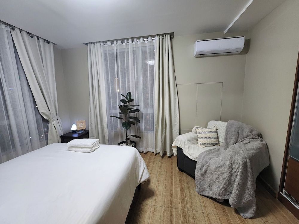 Cozy 1BR Condo in Mandaluyong City With City Skyline View Condo, 1 Bedroom, Accessible, Patio 9