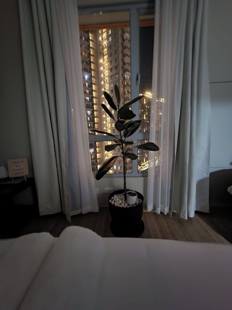 Cozy 1BR Condo in Mandaluyong City With City Skyline View Condo, 1 Bedroom, Accessible, Patio 75