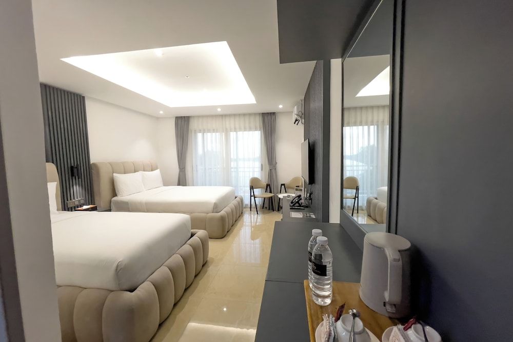 The Clover Hotel Angeles City Deluxe Twin Room 4