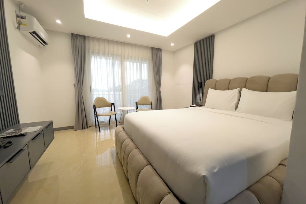 The Clover Hotel Angeles City Deluxe Room, 1 King Bed 3