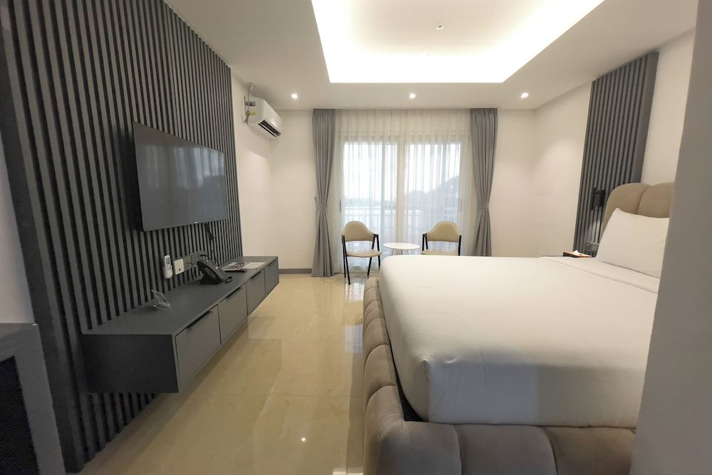 The Clover Hotel Angeles City Deluxe Room, 1 King Bed 9