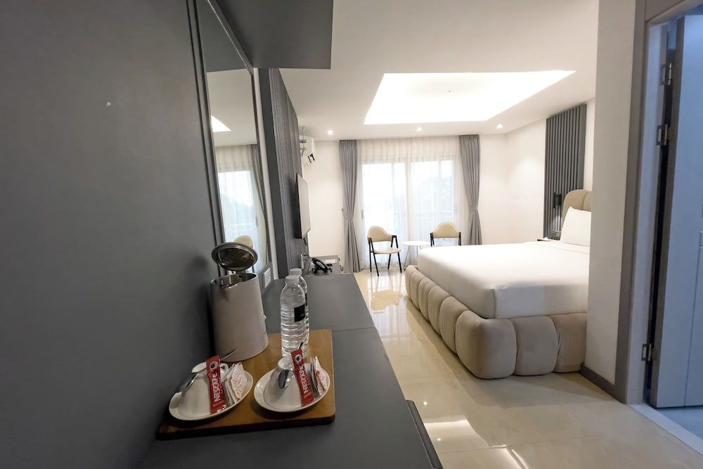 The Clover Hotel Angeles City Deluxe Room, 1 King Bed 6