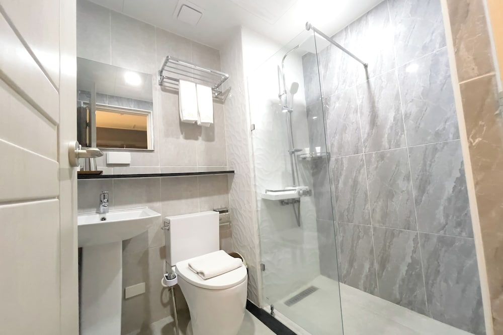 The Clover Hotel Angeles City Deluxe Room, 1 King Bed 7