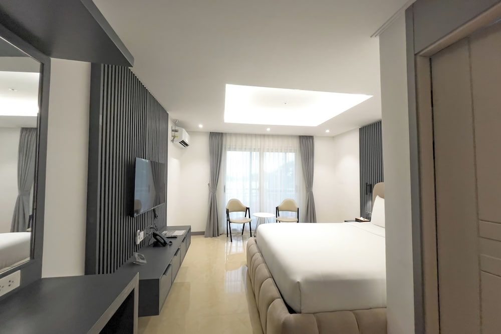 The Clover Hotel Angeles City Deluxe Room, 1 King Bed 5