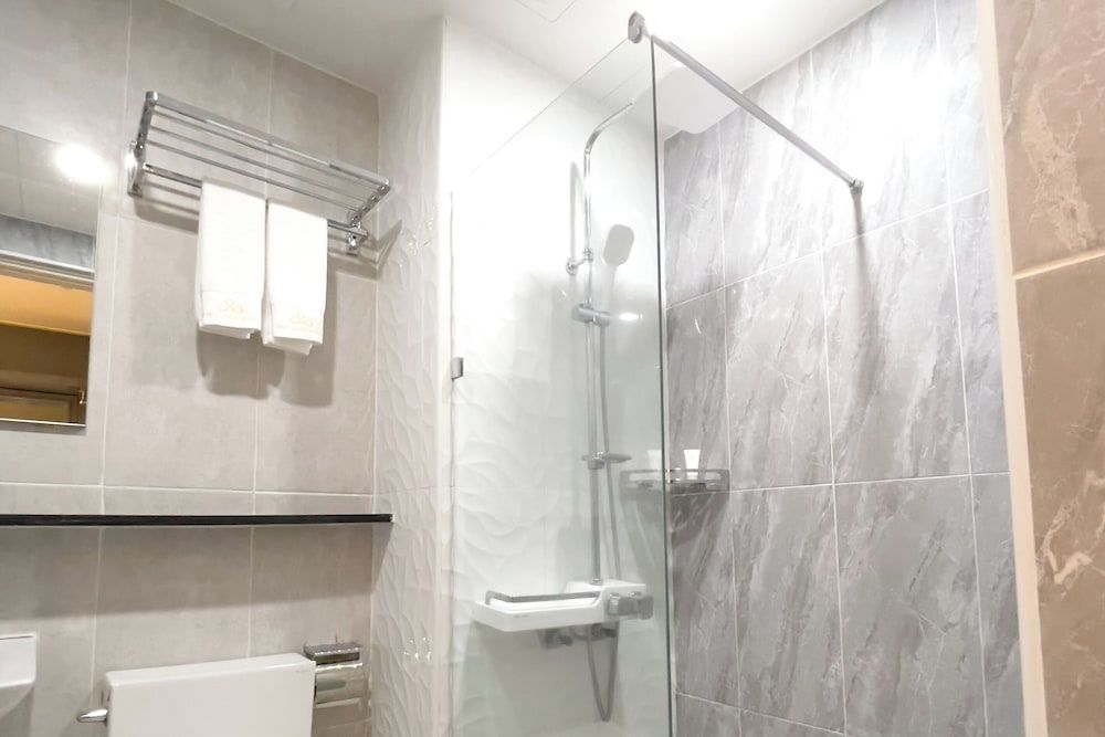 The Clover Hotel Angeles City Deluxe Room, 1 King Bed 8