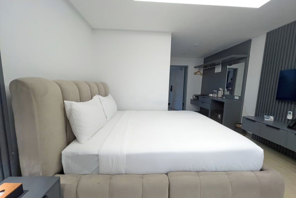 The Clover Hotel Angeles City Deluxe Room, 1 King Bed 4