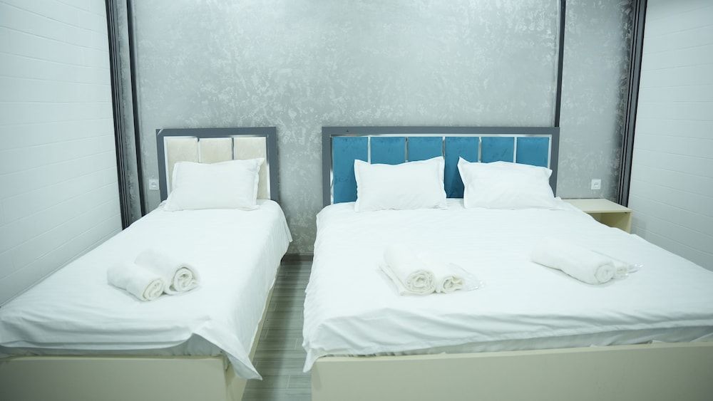 Fortuna Hotel Family Triple Room, Courtyard View 3