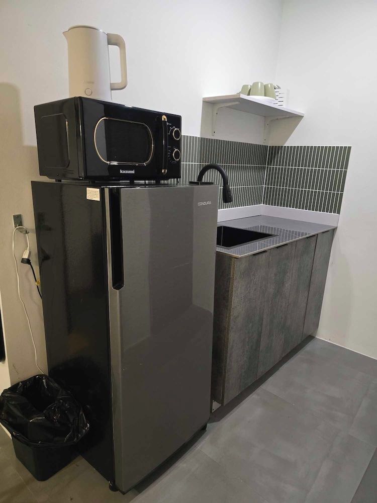 RA House Residences Premium Condo, 1 King Bed with Sofa bed, Kitchenette, City View 3