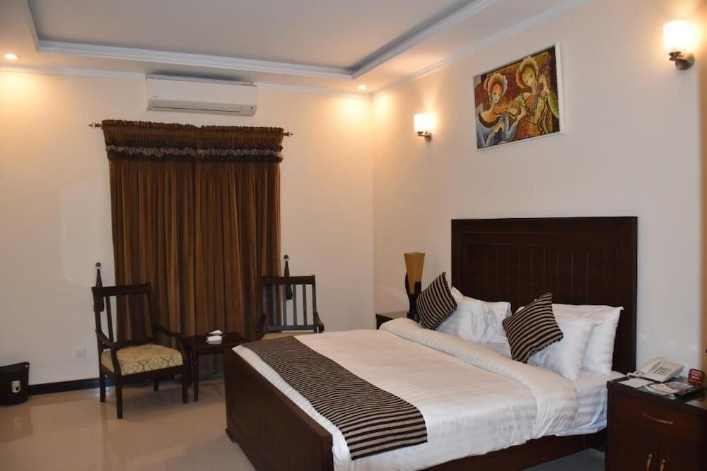 Hotel de Raj Sialkot Standard Room 2
