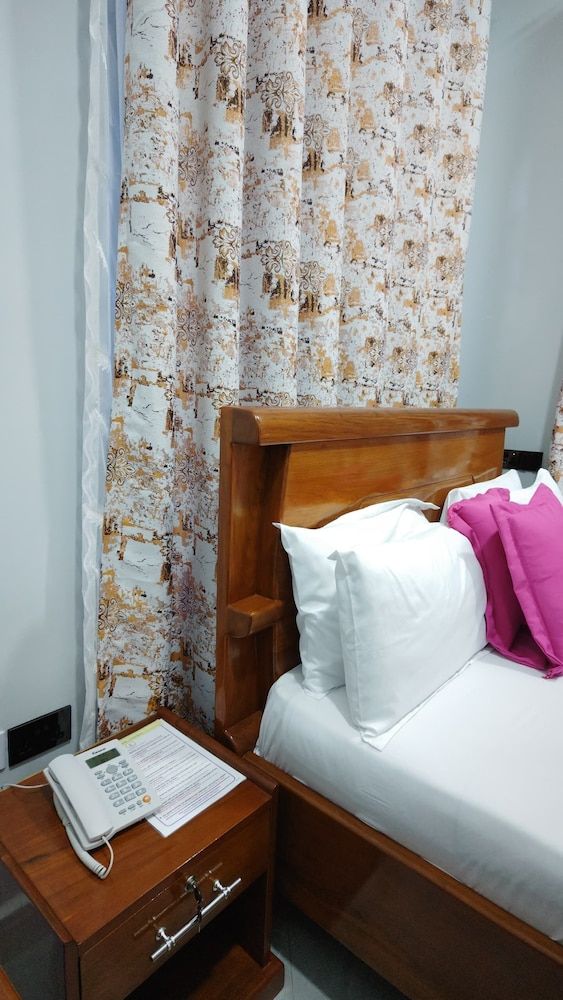 Lavender Lodge - Dodoma Luxury Double Room, Courtyard View 4