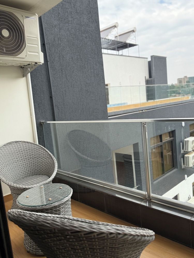 Cascadia Serviced Apartments Deluxe Studio, Balcony, City View 9