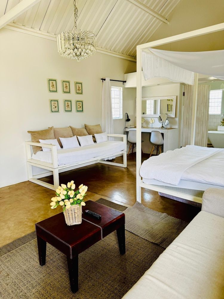 Conductor's Inn Luxury Suite 2