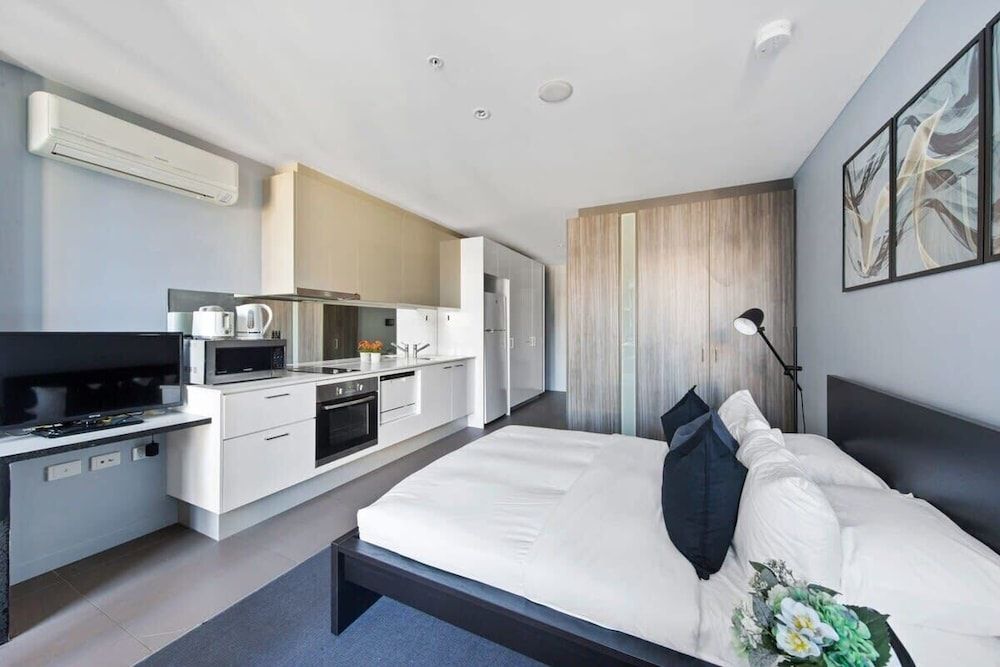 A Cozy & Stylish Studio Next to Southern Cross Apartment (0 Bedroom)