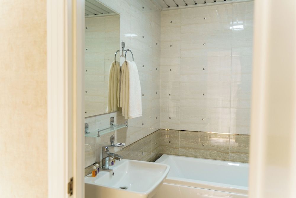 AYNIY HOTEL Basic Twin Room 4