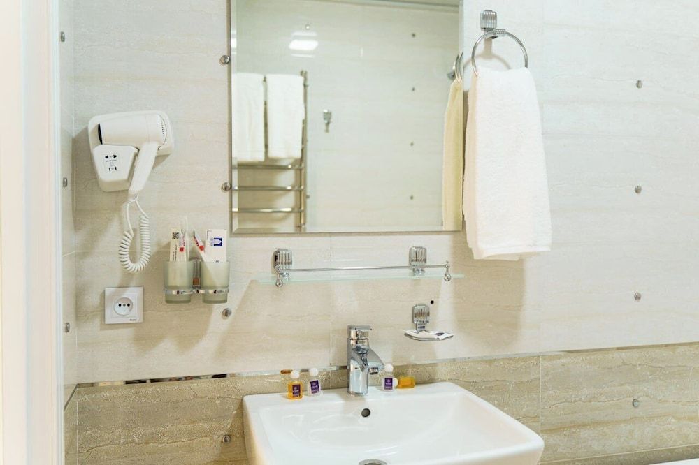 AYNIY HOTEL Deluxe Double Room 8