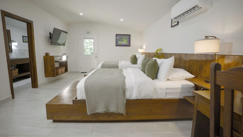 Roaring River Resort Superior Double or Twin Room 3