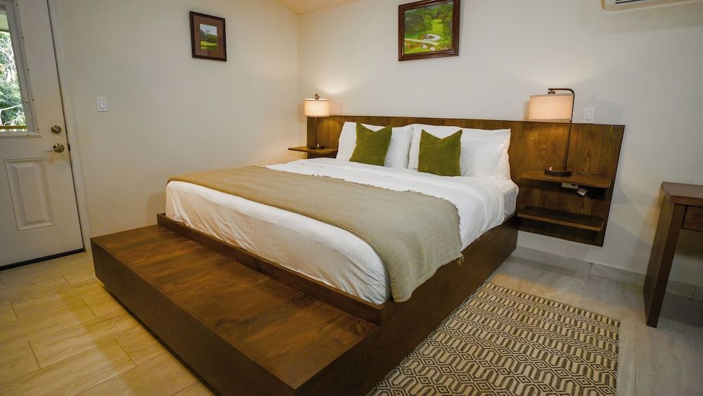 Roaring River Resort Deluxe Suite, River View