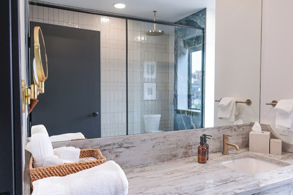 EXPLORE Marquette Historic District Luxury Studio Suite 10