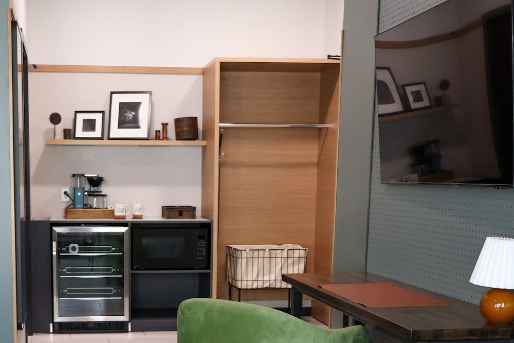 EXPLORE Marquette Historic District Luxury Studio Suite 15