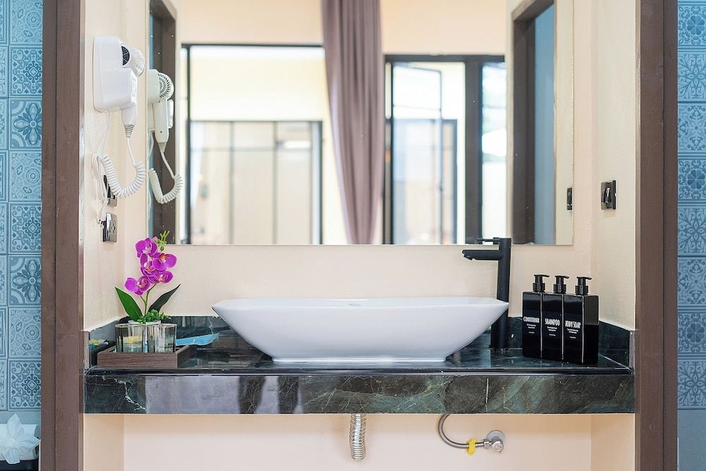 Amaleena Pool Access Deluxe Suite, Pool View 9