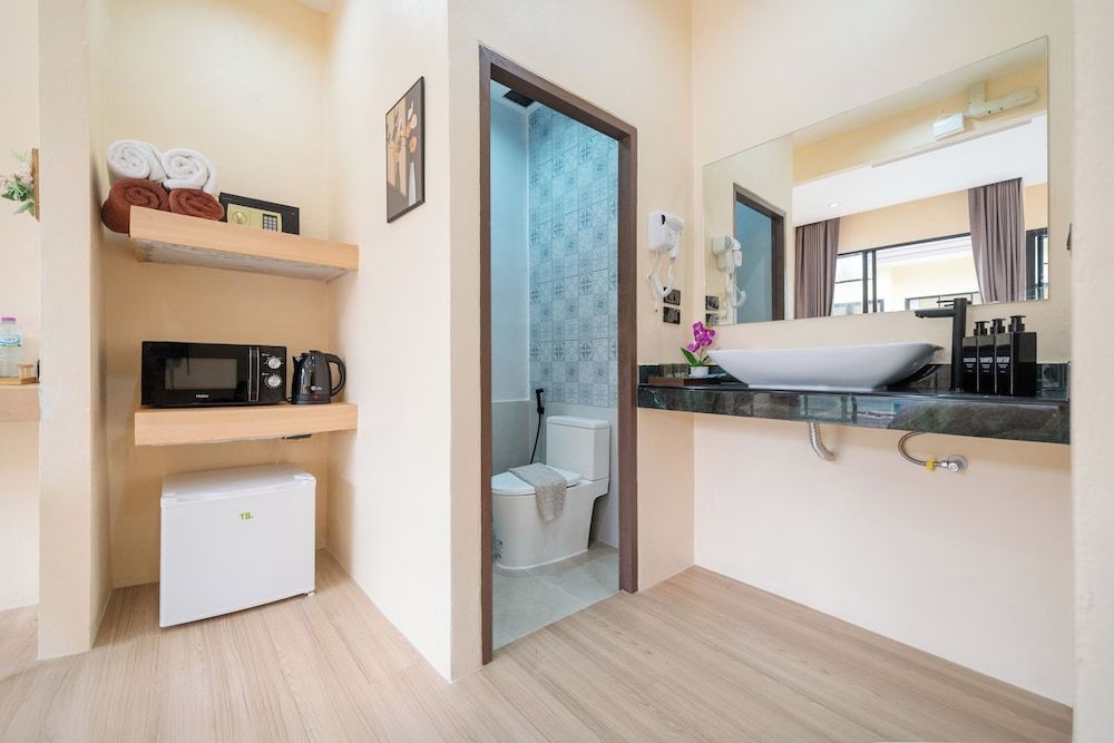 Amaleena Pool Access Deluxe Suite, Pool View 8