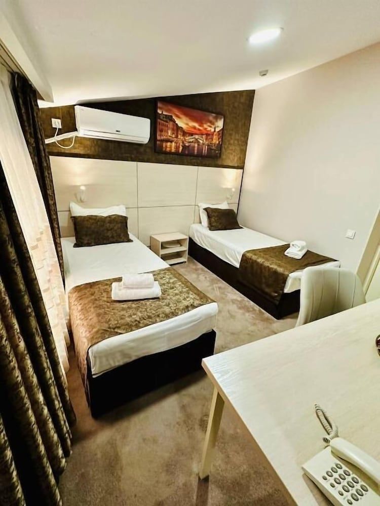 City Hotel Standard Twin Room 8