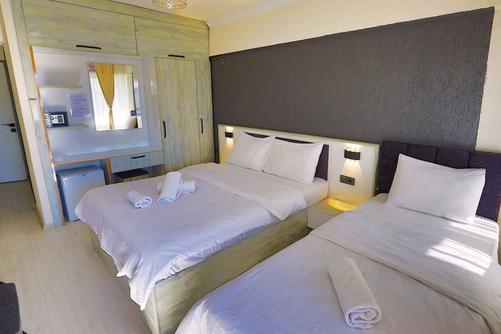 Ephesus Nobel Otel Comfort Triple Room, Balcony, City View 3