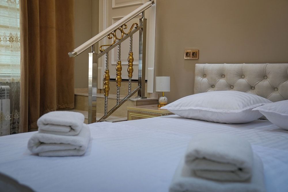 Learmara Guest House Comfort Double Room, Courtyard View