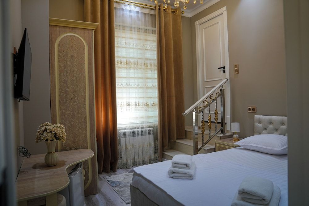 Learmara Guest House Comfort Double Room, Courtyard View 7