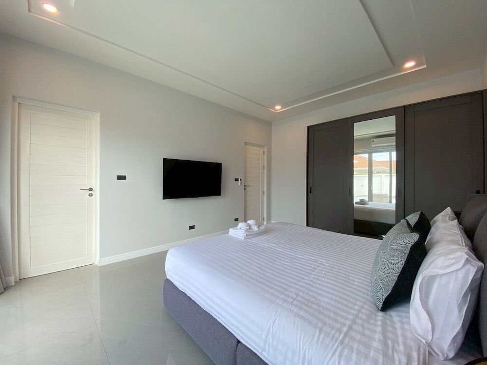 Modern Villa 3BR - Great Location KL3 Villa, 3 Bedrooms, Private Pool, Pool View 4