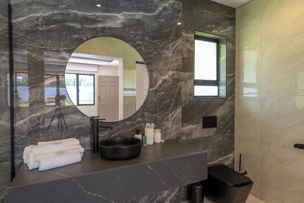 The Manor House Deluxe Studio Suite, 1 King Bed, Kitchenette, Pool View 13