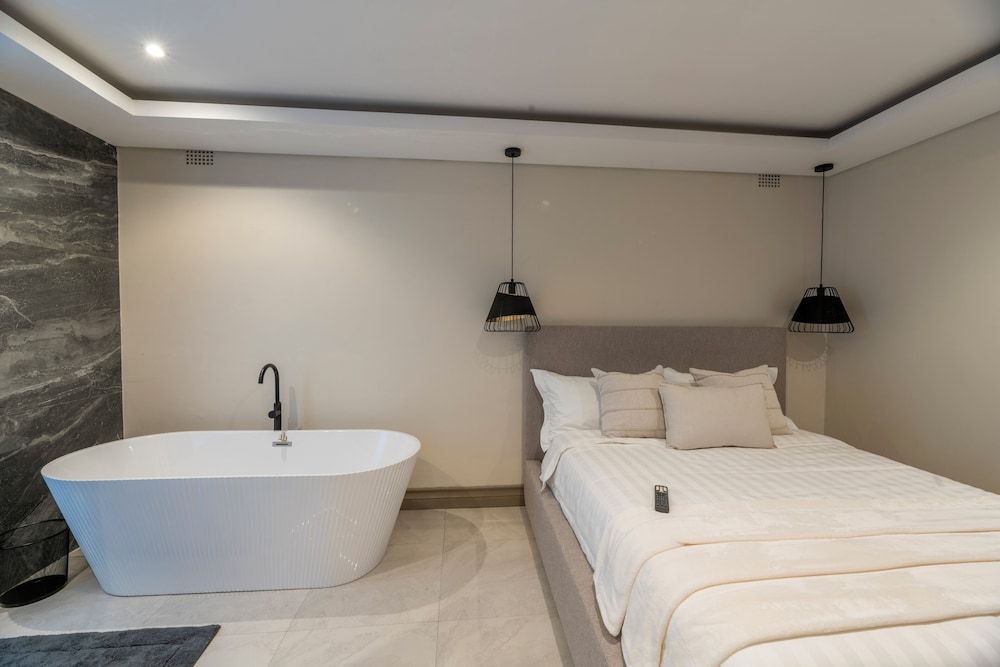 The Manor House Deluxe Studio Suite, 1 King Bed, Kitchenette, Pool View 5