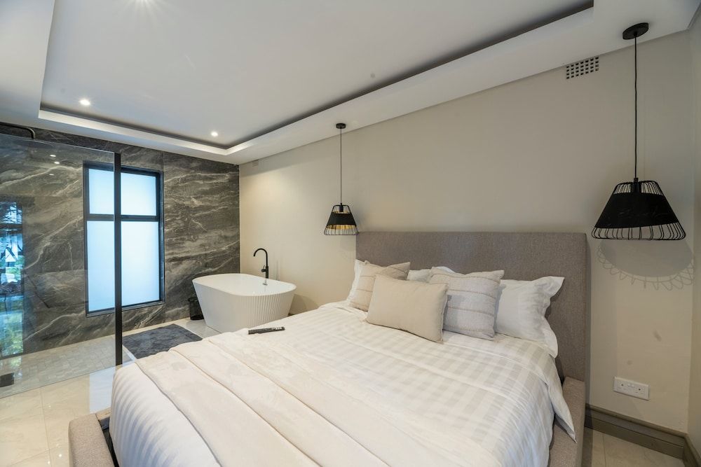 The Manor House Deluxe Studio Suite, 1 King Bed, Kitchenette, Pool View 9