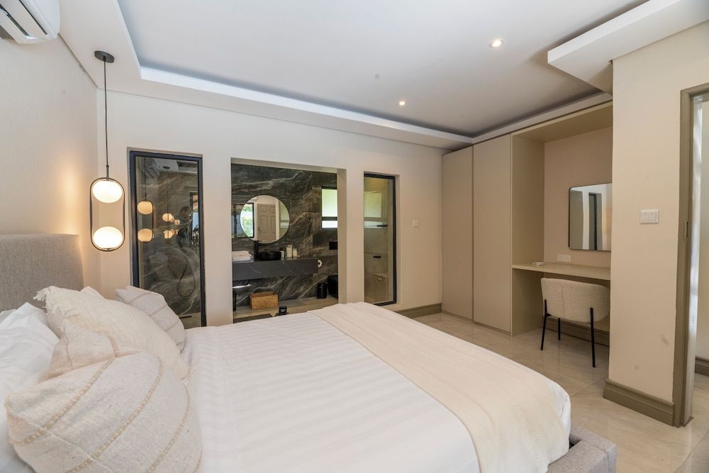 The Manor House Deluxe Studio Suite, 1 King Bed, Kitchenette, Pool View
