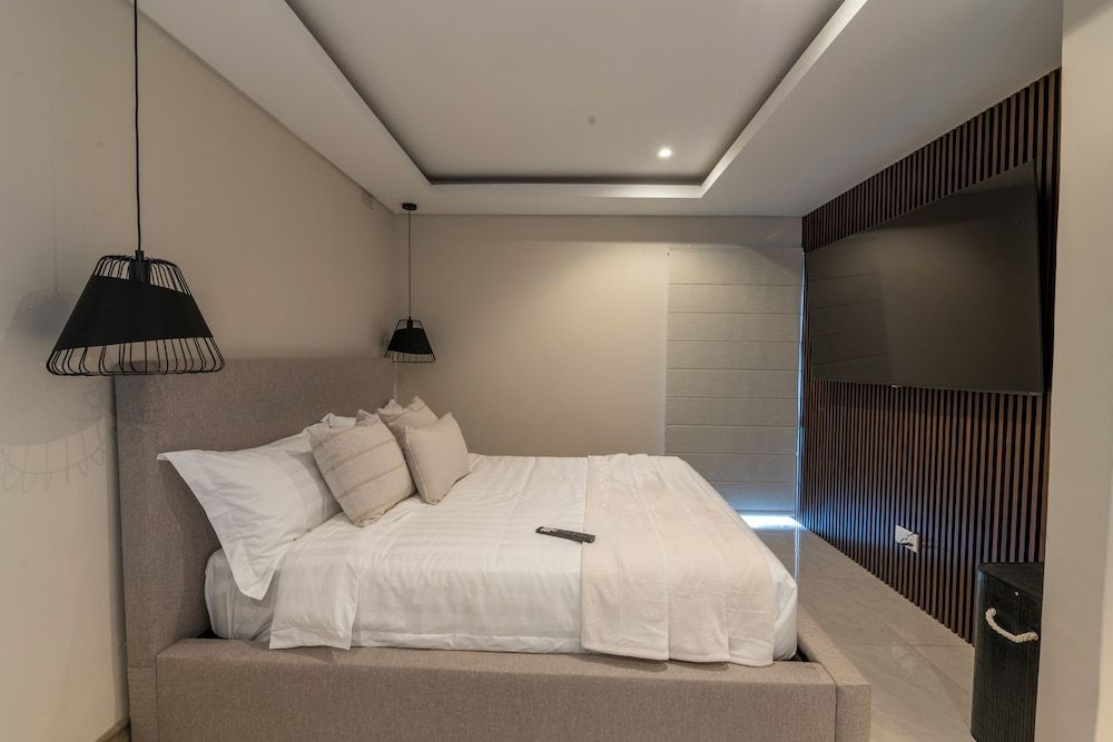 The Manor House Deluxe Studio Suite, 1 King Bed, Kitchenette, Pool View 7