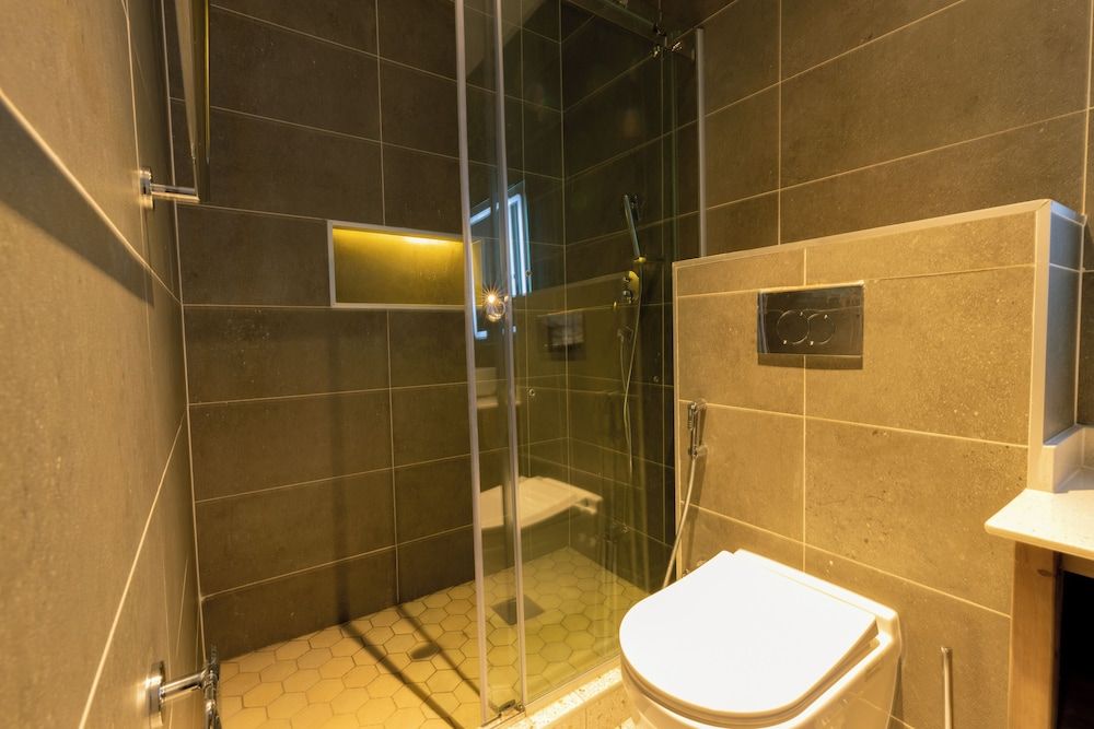 BISABO SUITES APARTMENT Comfort Double Room, 2 Queen Beds, Pool View 5